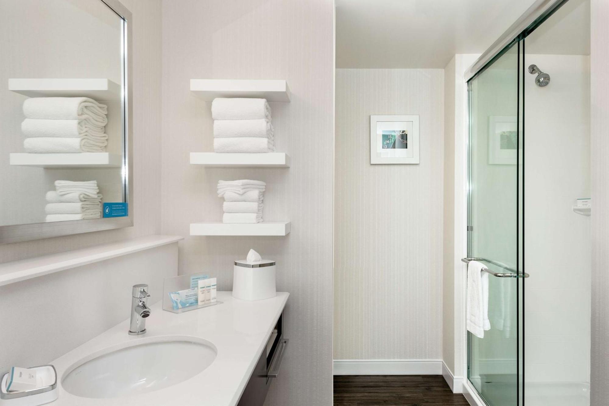 Hampton Inn & Suites By Hilton Seattle/Northgate Екстериор снимка