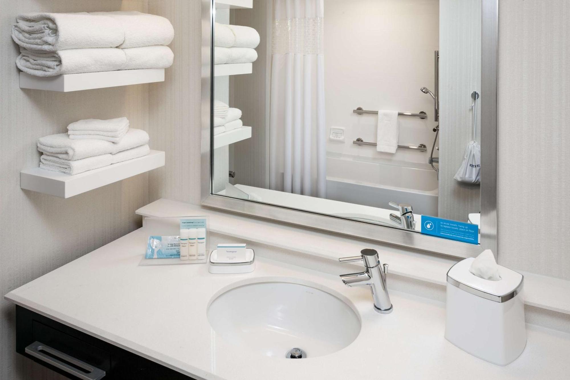 Hampton Inn & Suites By Hilton Seattle/Northgate Екстериор снимка
