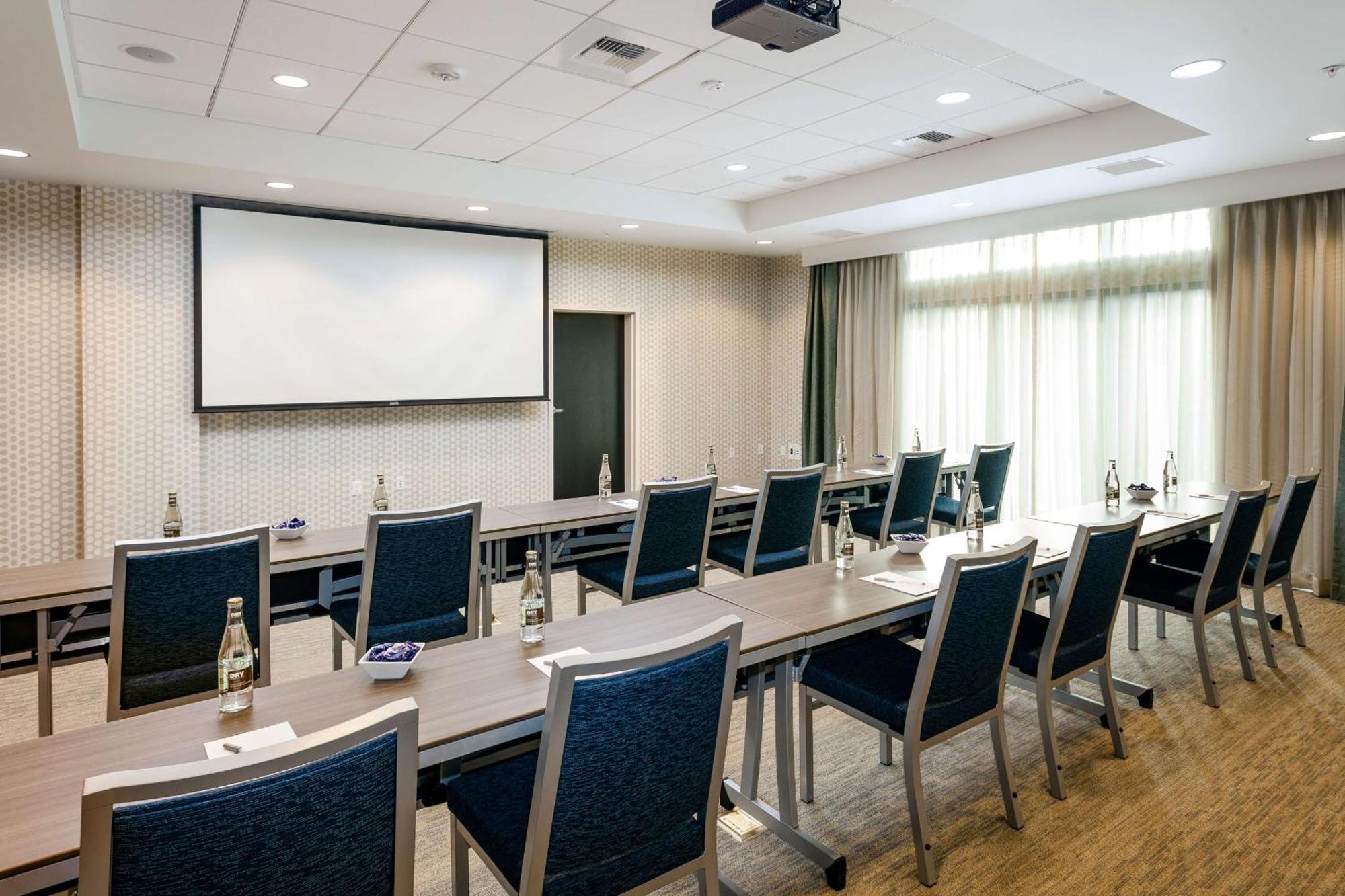 Hampton Inn & Suites By Hilton Seattle/Northgate Екстериор снимка