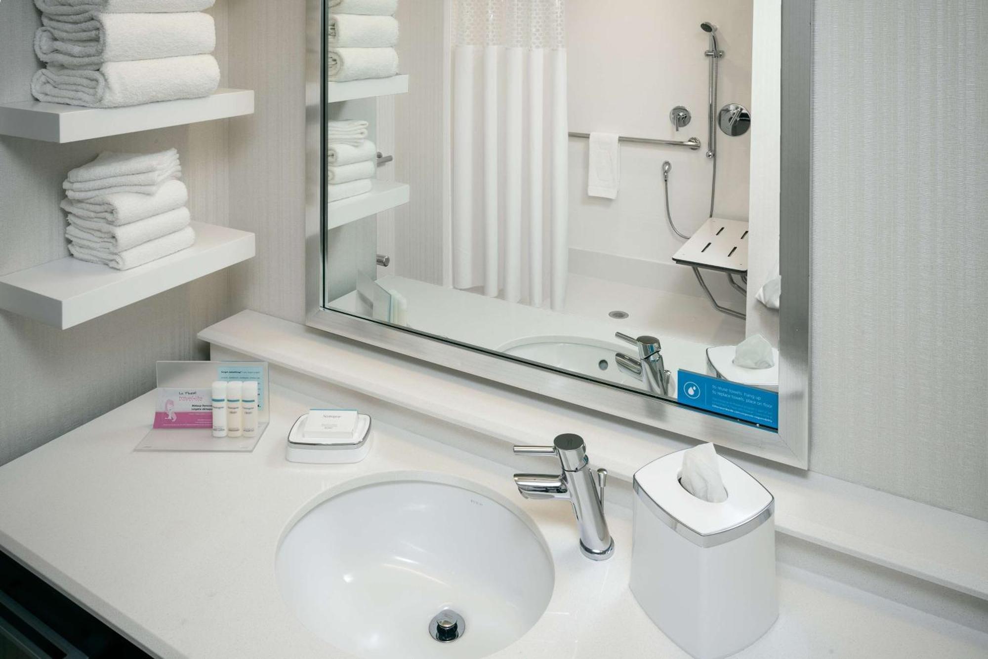 Hampton Inn & Suites By Hilton Seattle/Northgate Екстериор снимка