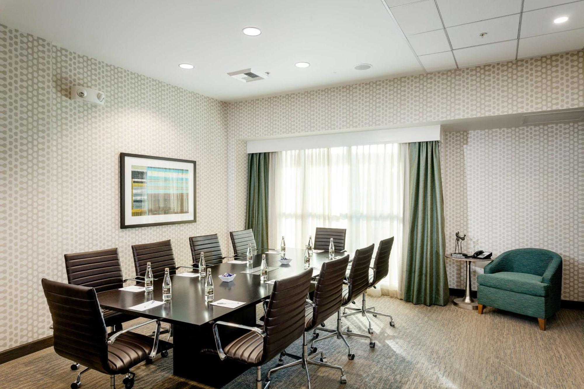 Hampton Inn & Suites By Hilton Seattle/Northgate Екстериор снимка