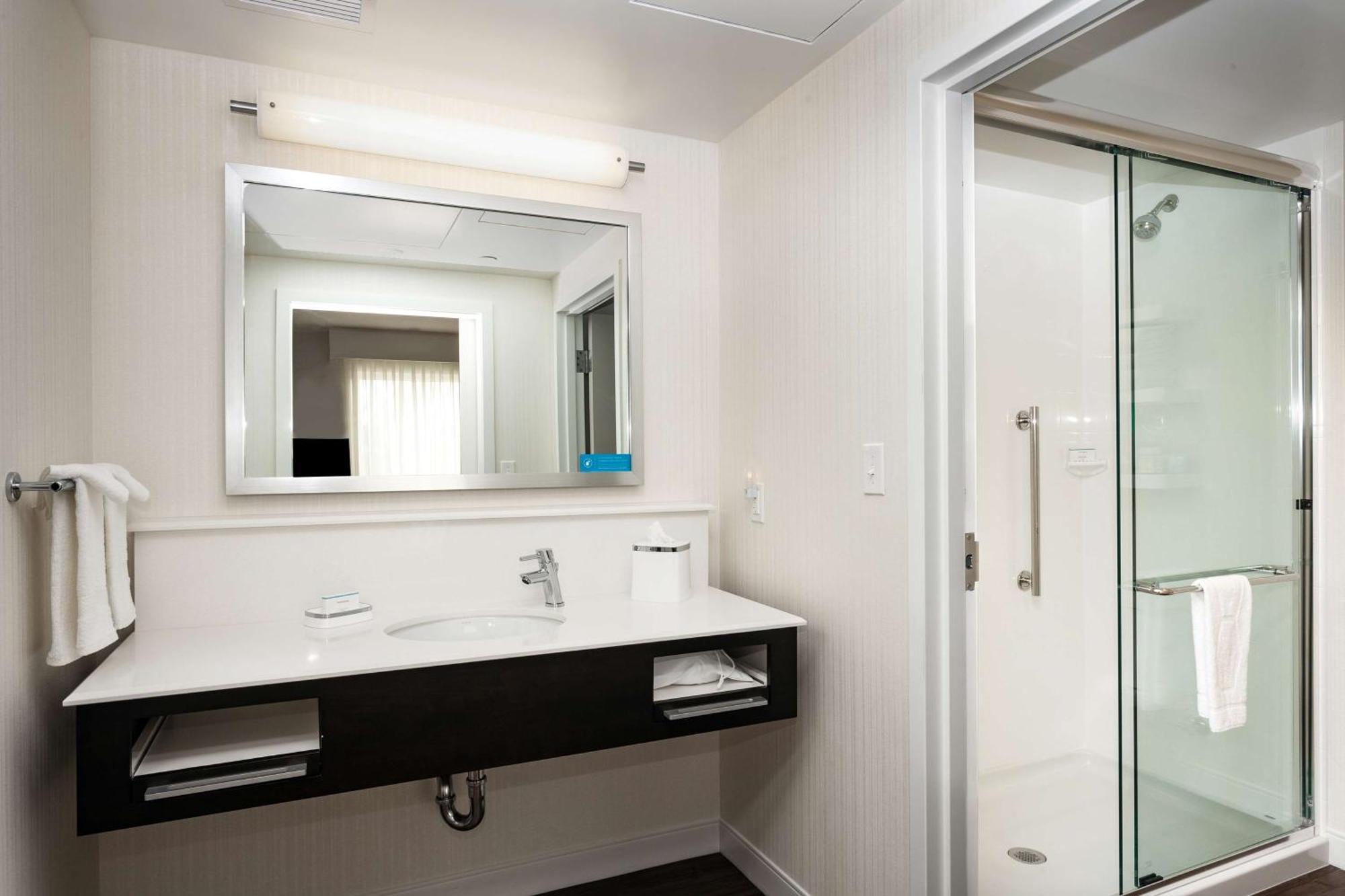 Hampton Inn & Suites By Hilton Seattle/Northgate Екстериор снимка