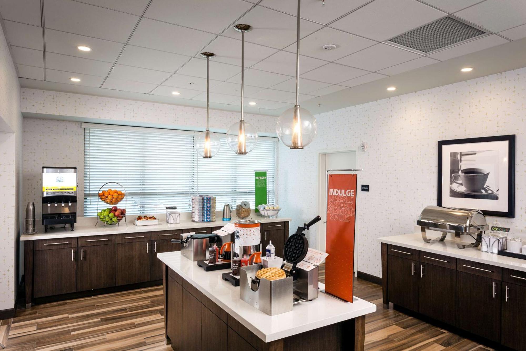 Hampton Inn & Suites By Hilton Seattle/Northgate Екстериор снимка