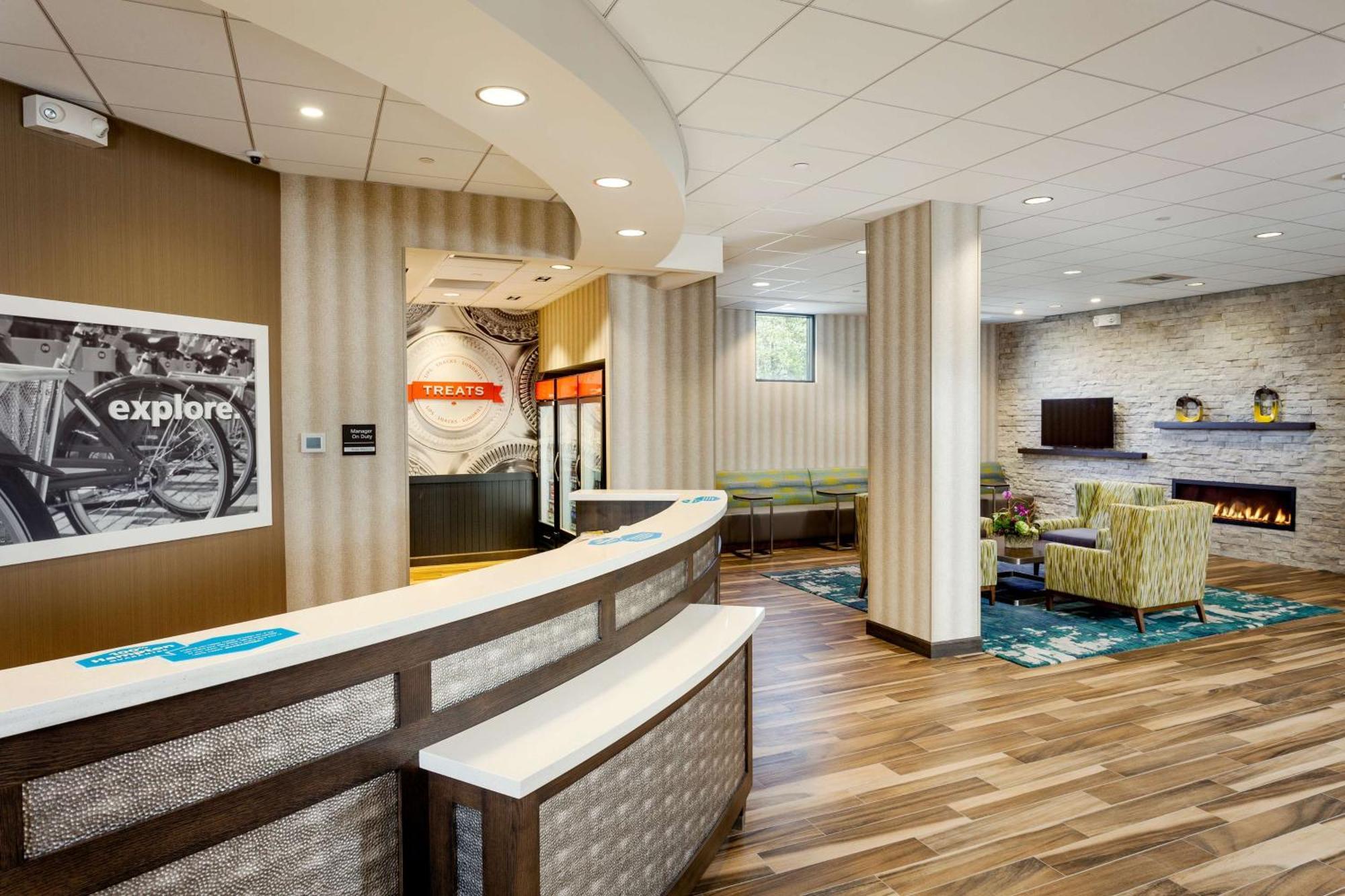 Hampton Inn & Suites By Hilton Seattle/Northgate Екстериор снимка