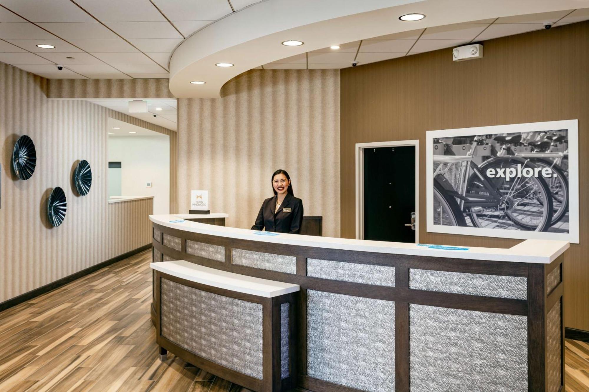Hampton Inn & Suites By Hilton Seattle/Northgate Екстериор снимка