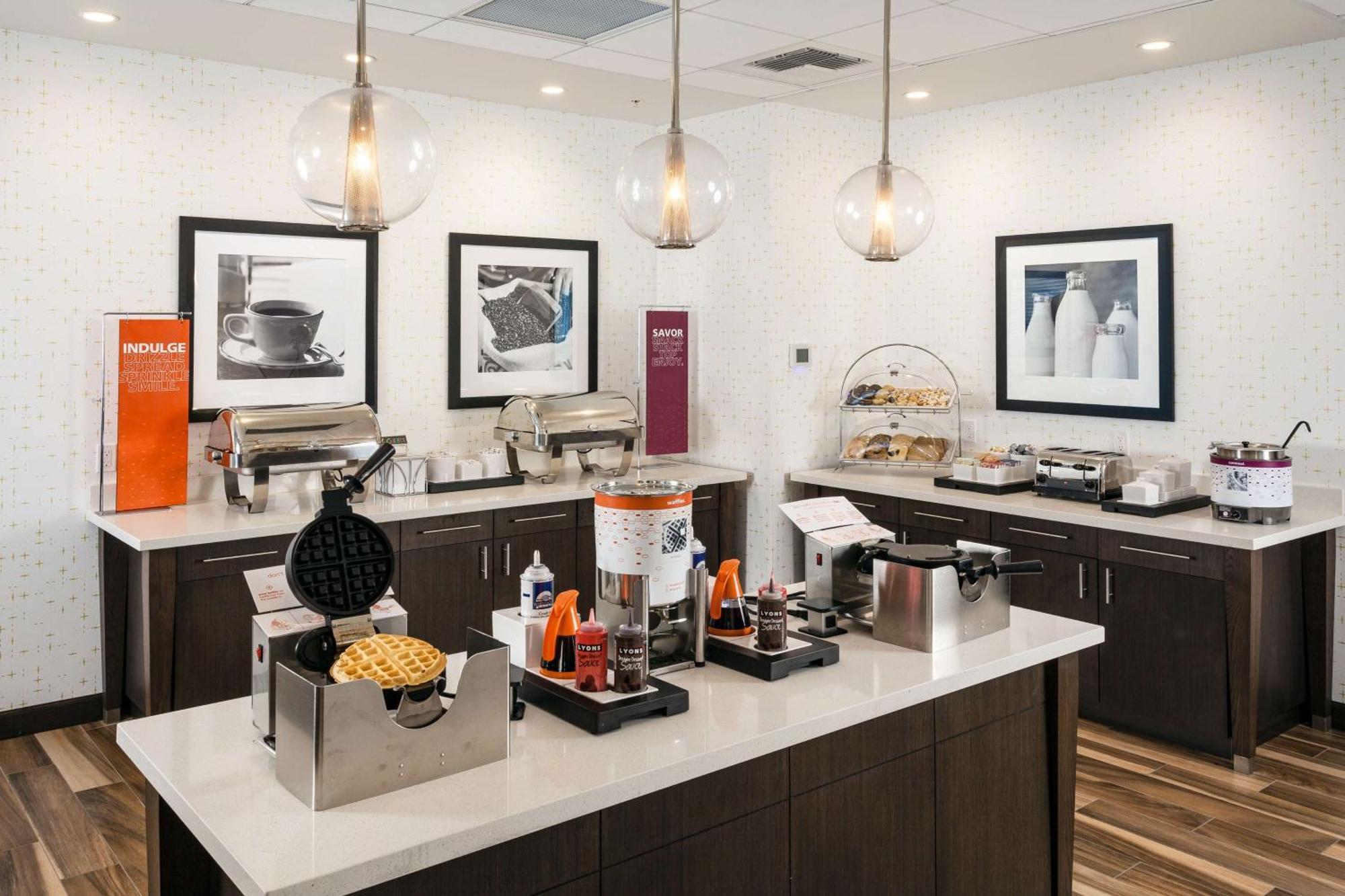 Hampton Inn & Suites By Hilton Seattle/Northgate Екстериор снимка